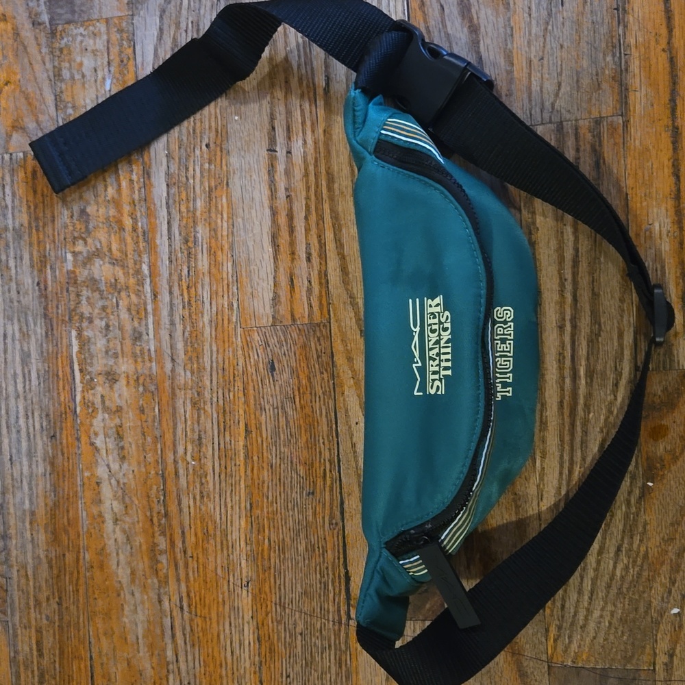 Stranger Things Fanny Pack - Picture 5 of 5